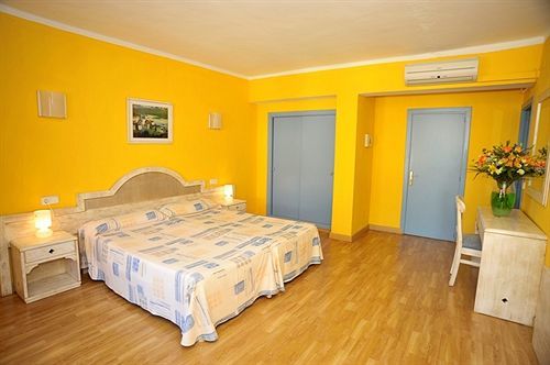 Hostal Hpc Porto Colom Exterior foto